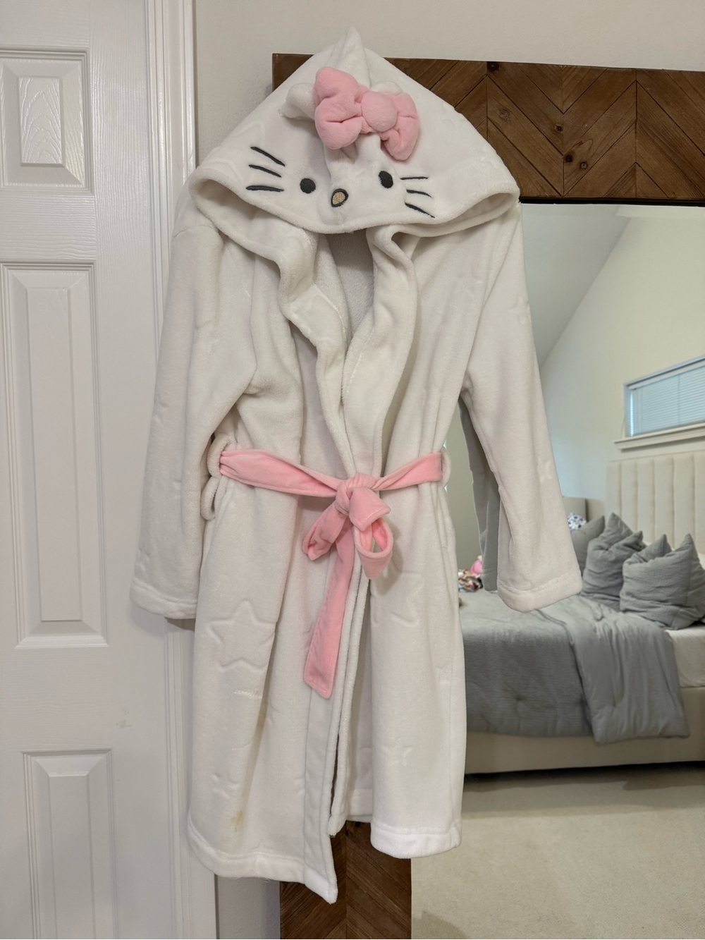 Pottery Barn Teen Hello Kitty Hooded Fleece Robe. - Picture 6 of 6